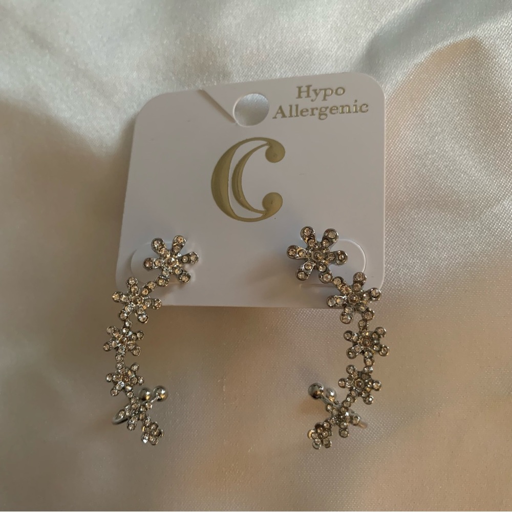 💎 NWT Charming Charlie flower diamond earring ear cuff silver plated